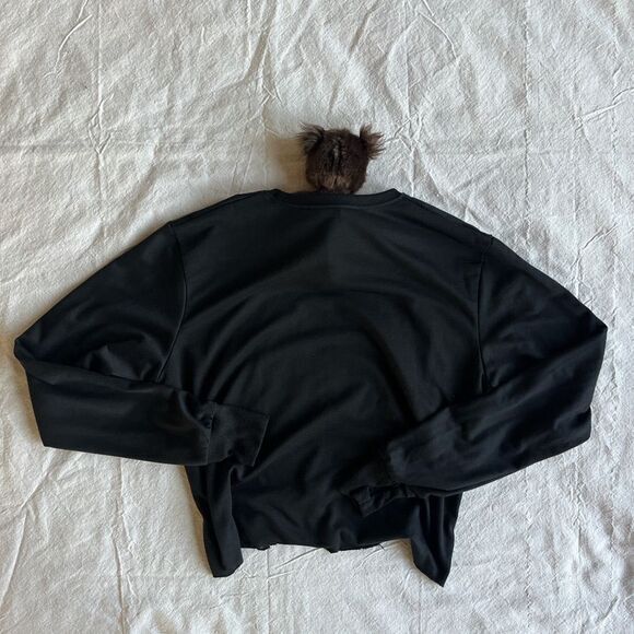 Cropped Black‎ Hand cuff long sleeve shirt - Picture 3 of 4